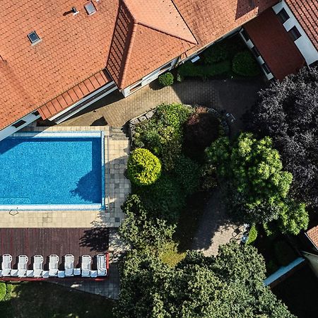 Bassiana Hotel Es Etterem Sárvár Kültér fotó