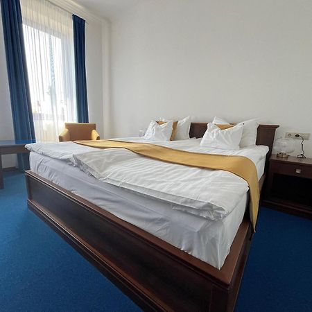 Bassiana Hotel Es Etterem Sárvár Kültér fotó