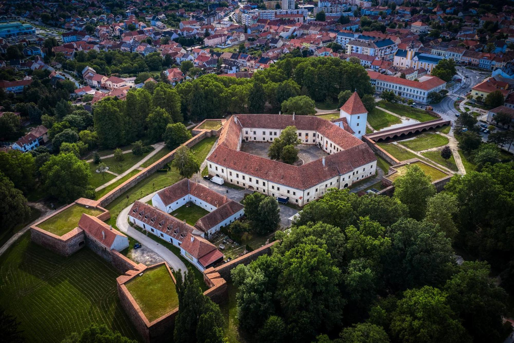 Bassiana Hotel Es Etterem Sárvár Kültér fotó